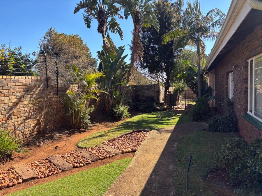 5 Bedroom Property for Sale in Garsfontein Gauteng
