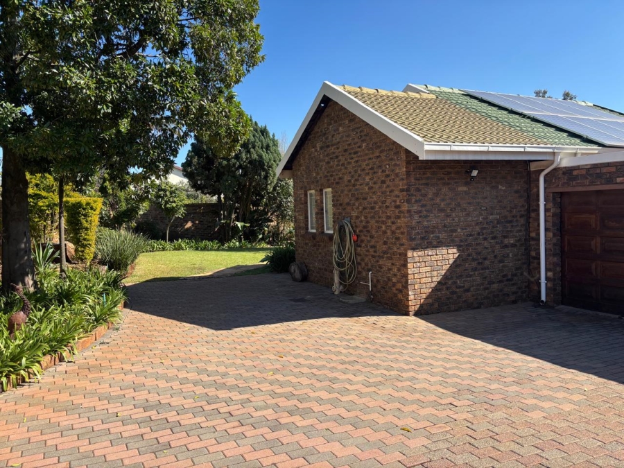 5 Bedroom Property for Sale in Garsfontein Gauteng