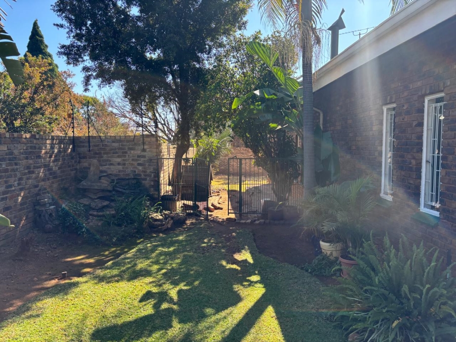 5 Bedroom Property for Sale in Garsfontein Gauteng