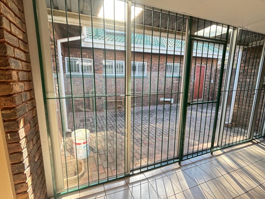 5 Bedroom Property for Sale in Garsfontein Gauteng