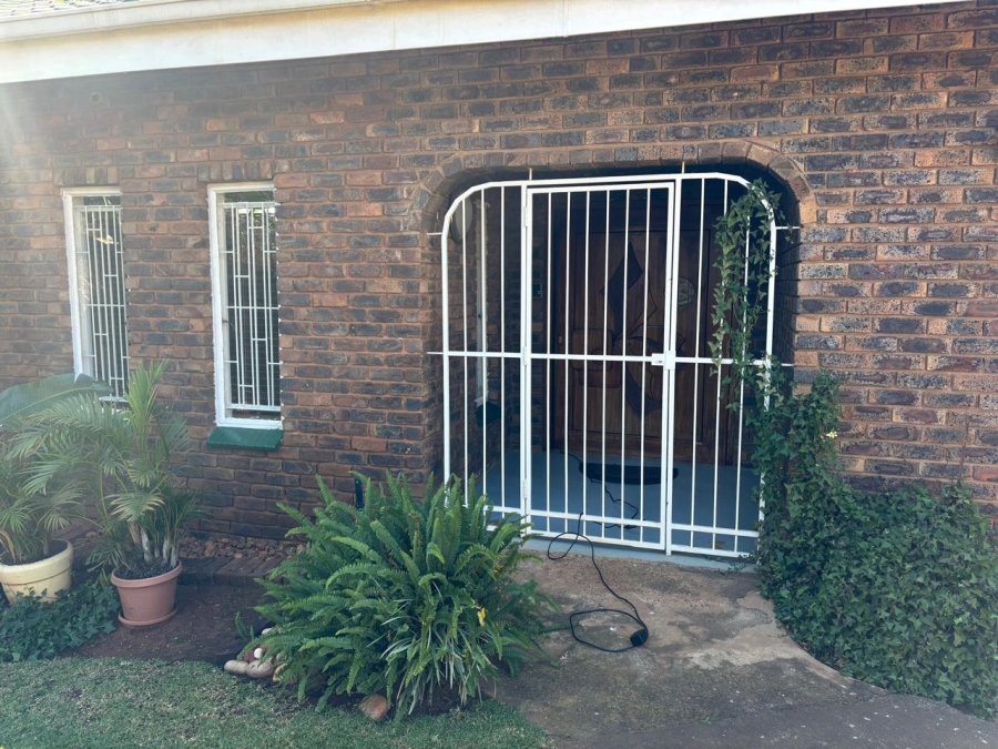 5 Bedroom Property for Sale in Garsfontein Gauteng