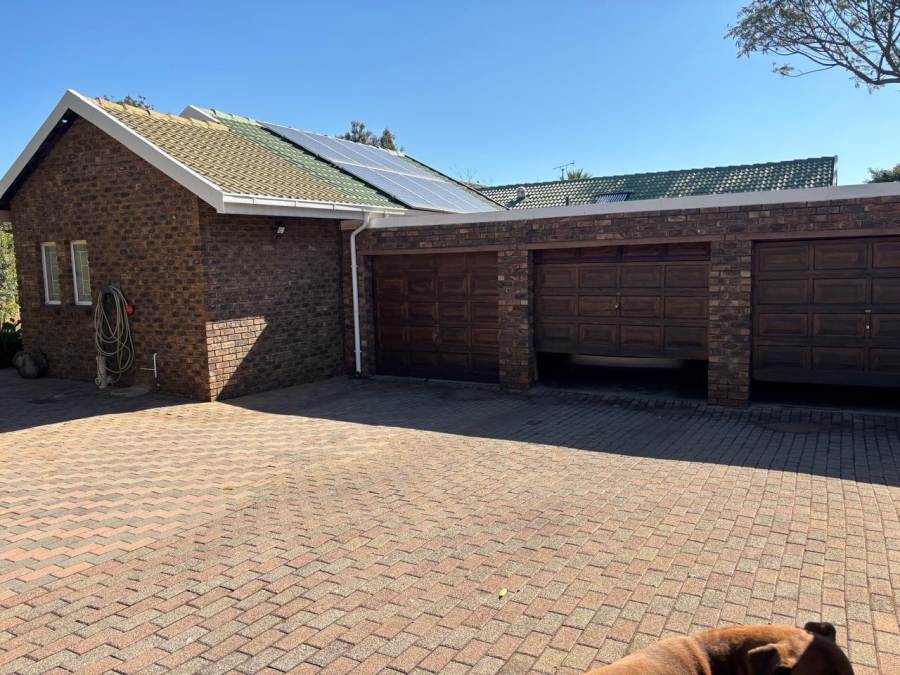 5 Bedroom Property for Sale in Garsfontein Gauteng