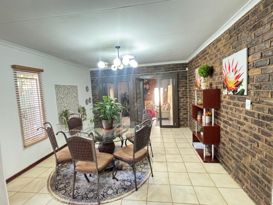 5 Bedroom Property for Sale in Garsfontein Gauteng