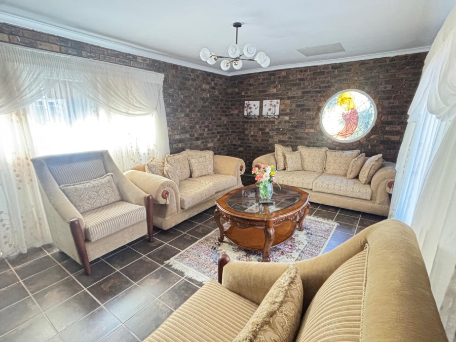 5 Bedroom Property for Sale in Garsfontein Gauteng