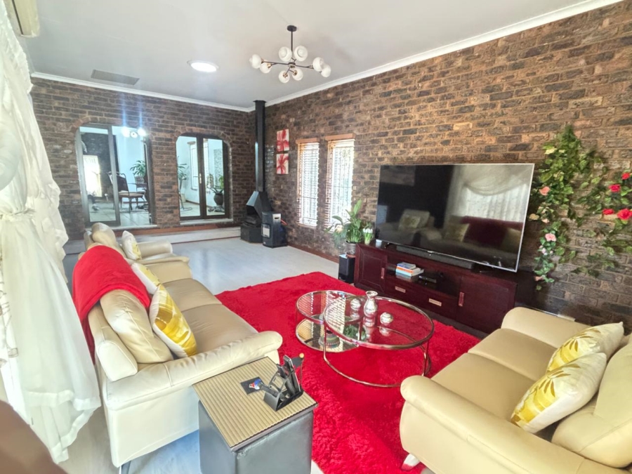 5 Bedroom Property for Sale in Garsfontein Gauteng