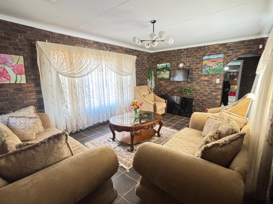 5 Bedroom Property for Sale in Garsfontein Gauteng