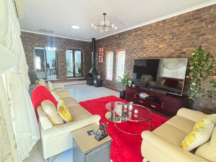 5 Bedroom Property for Sale in Garsfontein Gauteng