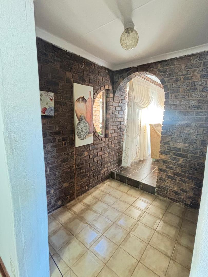 5 Bedroom Property for Sale in Garsfontein Gauteng