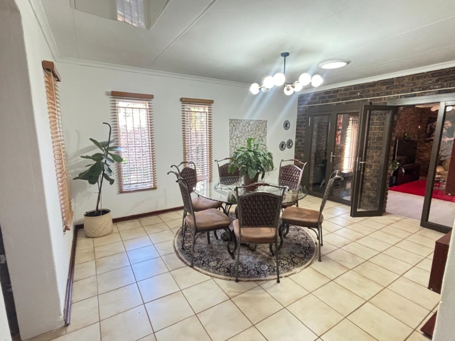 5 Bedroom Property for Sale in Garsfontein Gauteng