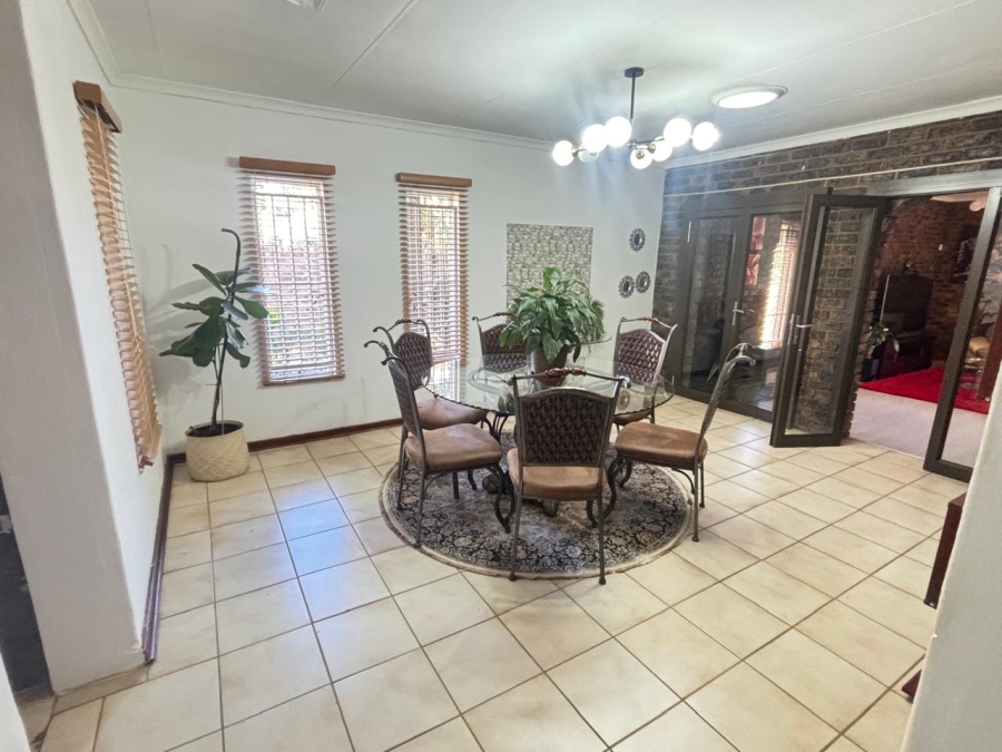 5 Bedroom Property for Sale in Garsfontein Gauteng
