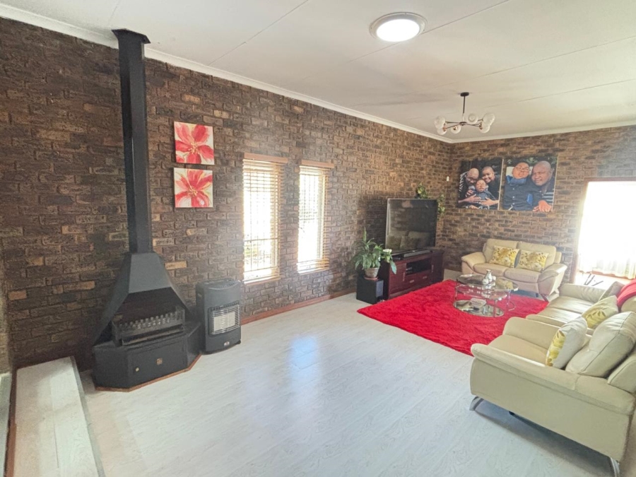 5 Bedroom Property for Sale in Garsfontein Gauteng