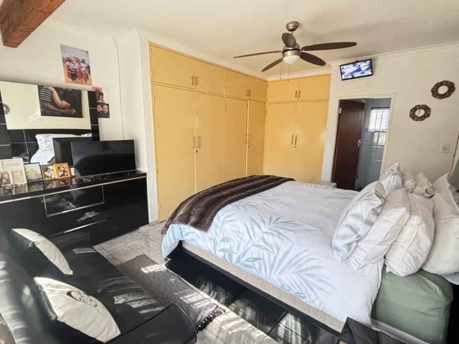 5 Bedroom Property for Sale in Garsfontein Gauteng