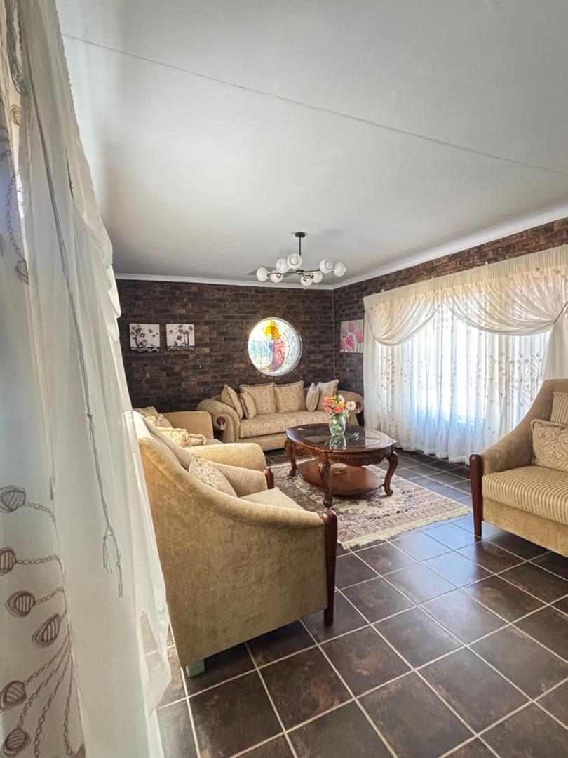 5 Bedroom Property for Sale in Garsfontein Gauteng
