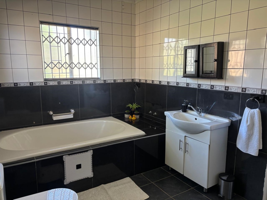 5 Bedroom Property for Sale in Garsfontein Gauteng