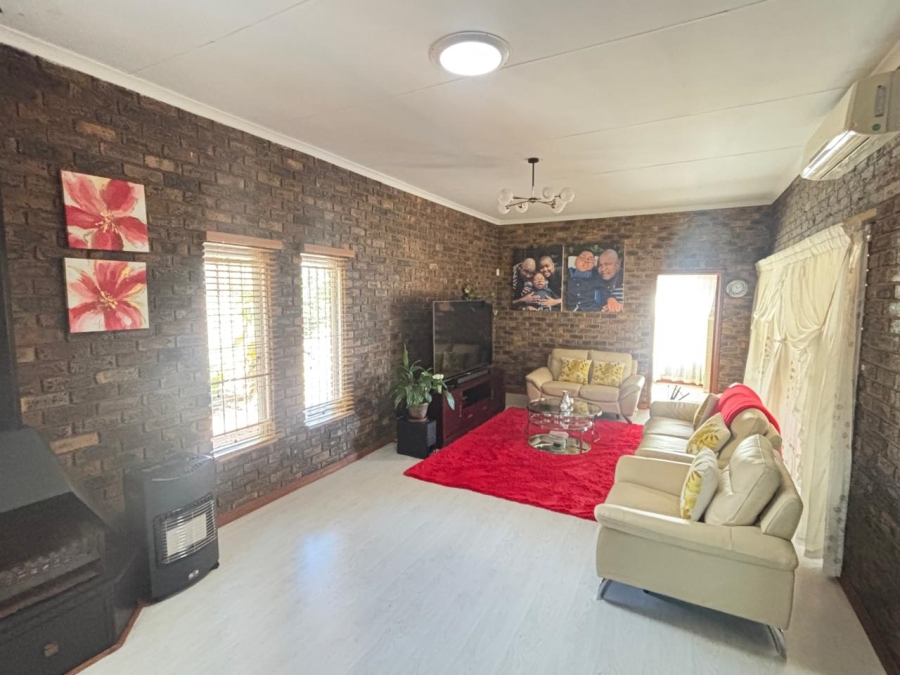 5 Bedroom Property for Sale in Garsfontein Gauteng