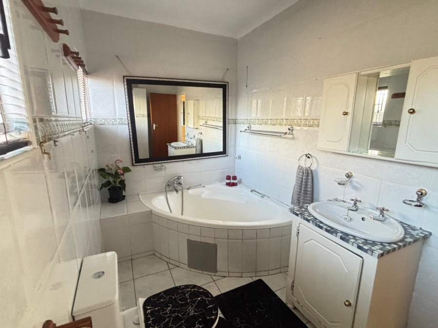 5 Bedroom Property for Sale in Garsfontein Gauteng
