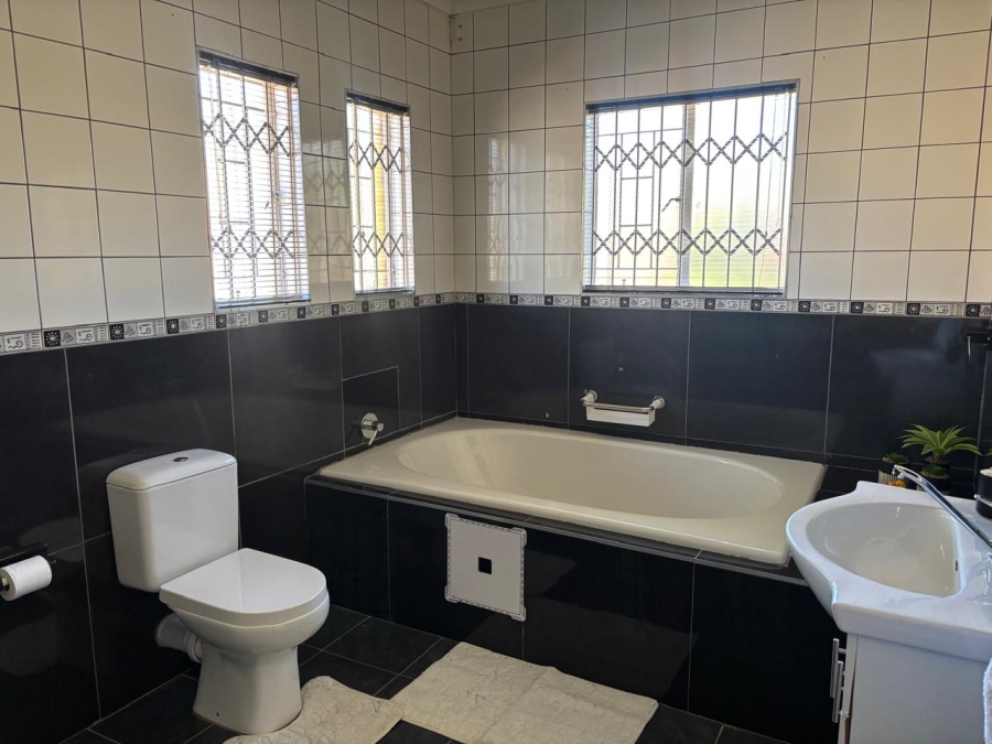 5 Bedroom Property for Sale in Garsfontein Gauteng