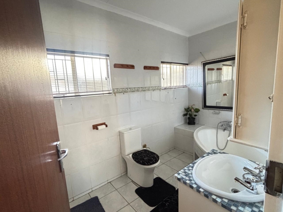 5 Bedroom Property for Sale in Garsfontein Gauteng