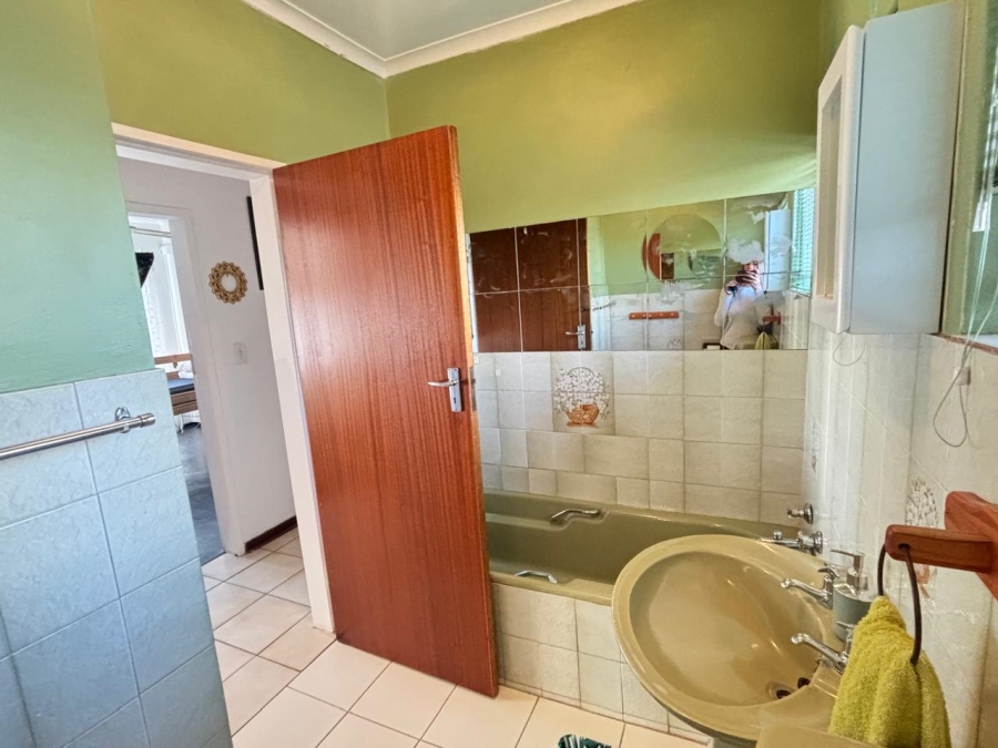 5 Bedroom Property for Sale in Garsfontein Gauteng