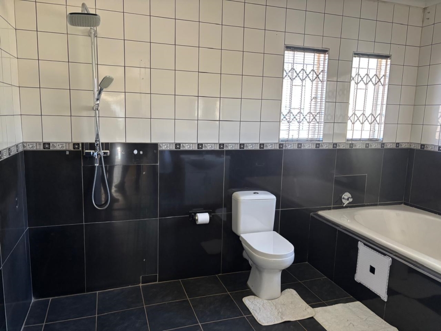 5 Bedroom Property for Sale in Garsfontein Gauteng