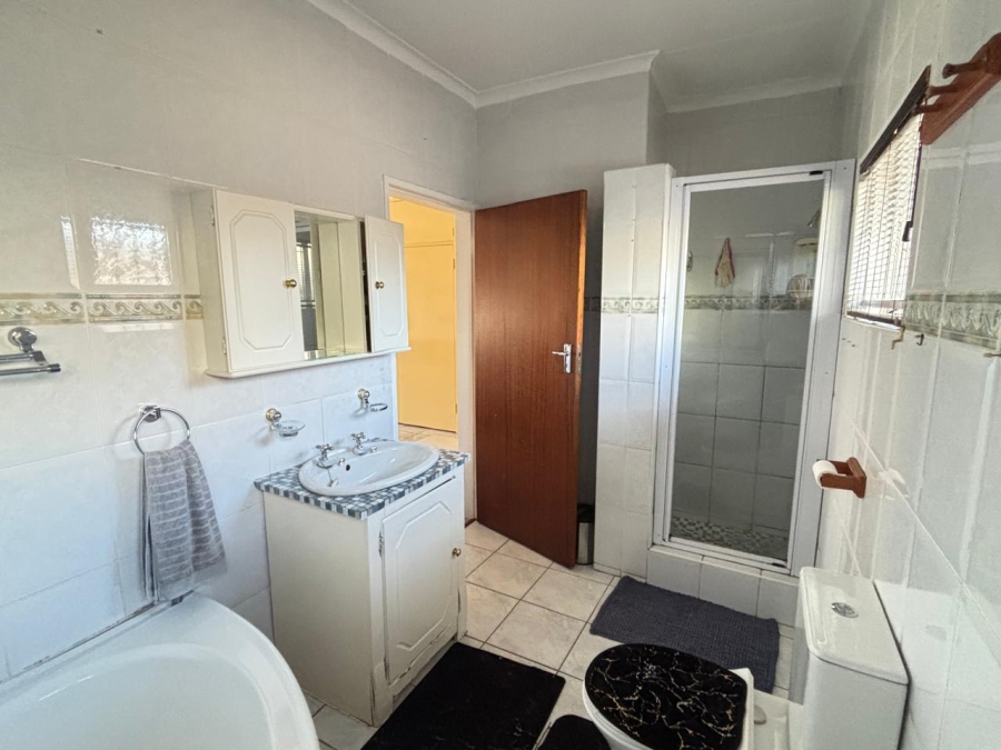 5 Bedroom Property for Sale in Garsfontein Gauteng