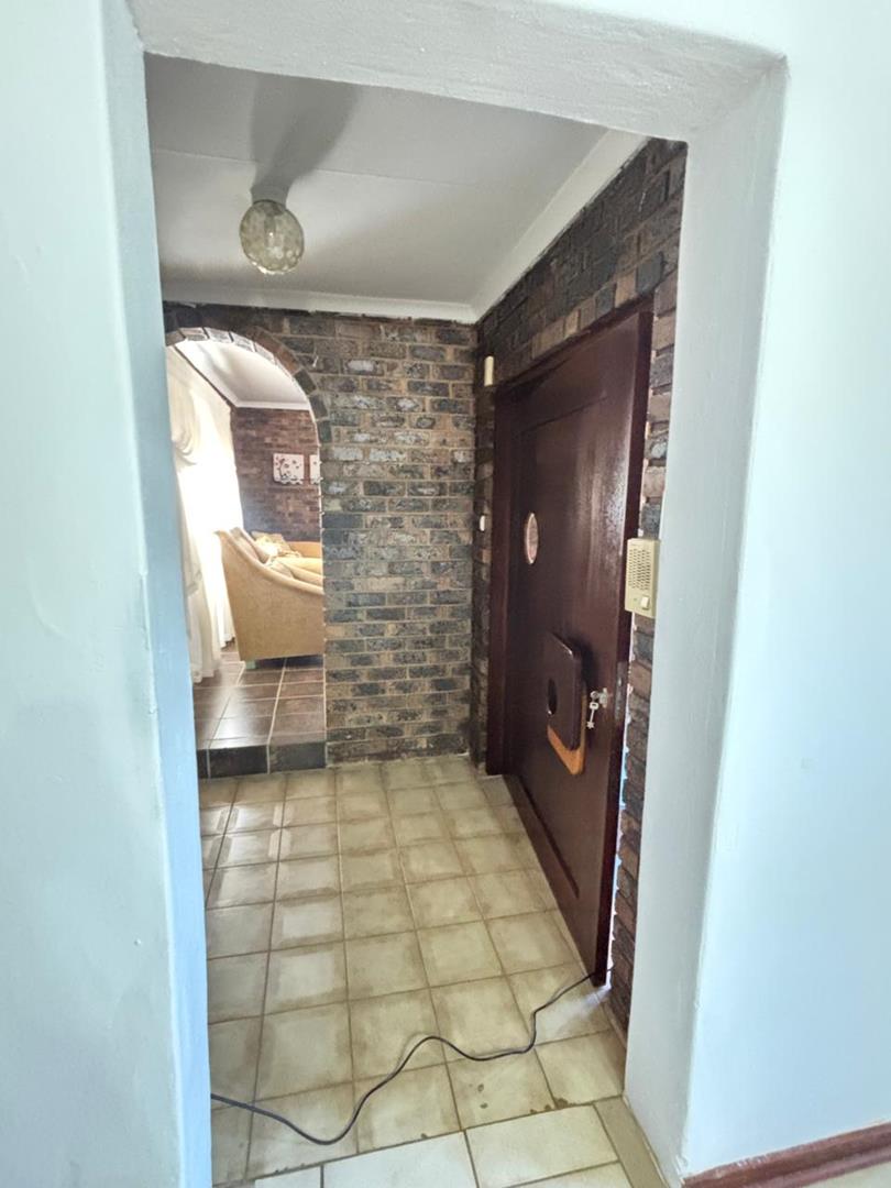 5 Bedroom Property for Sale in Garsfontein Gauteng