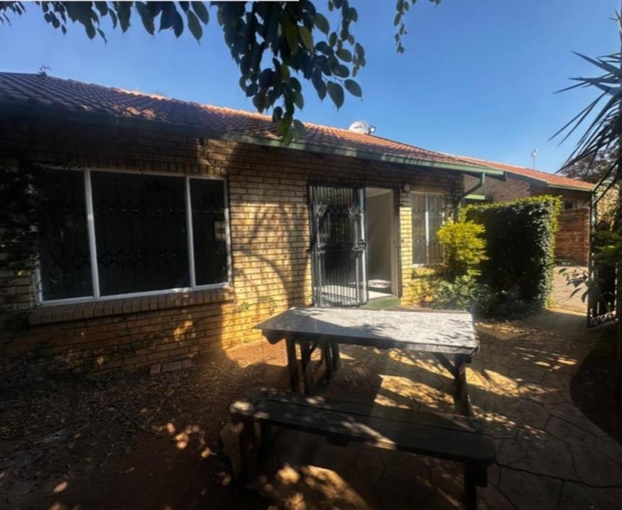 2 Bedroom Property for Sale in Die Wilgers Gauteng