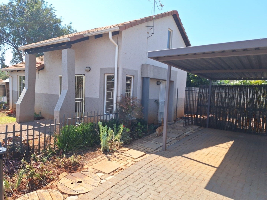 To Let 2 Bedroom Property for Rent in Weltevreden Park Gauteng