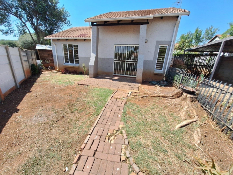 To Let 2 Bedroom Property for Rent in Weltevreden Park Gauteng