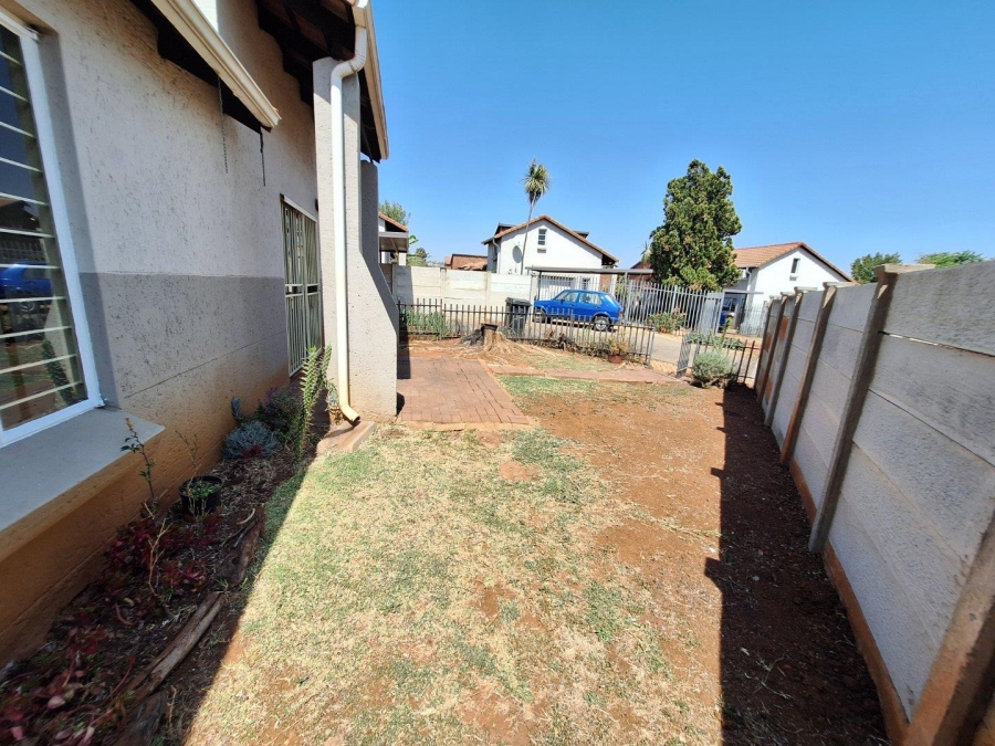 To Let 2 Bedroom Property for Rent in Weltevreden Park Gauteng