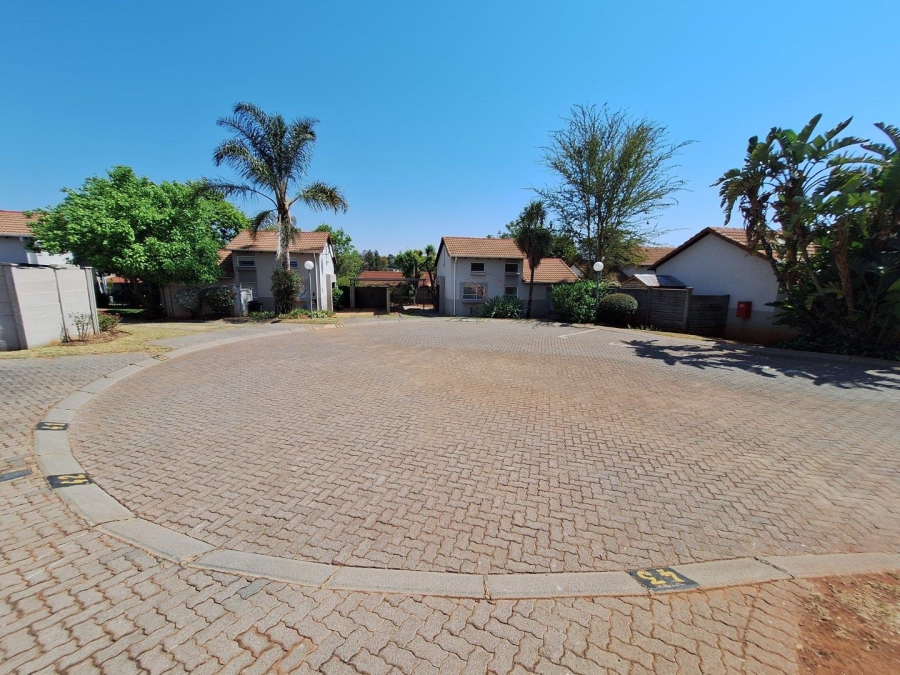 To Let 2 Bedroom Property for Rent in Weltevreden Park Gauteng