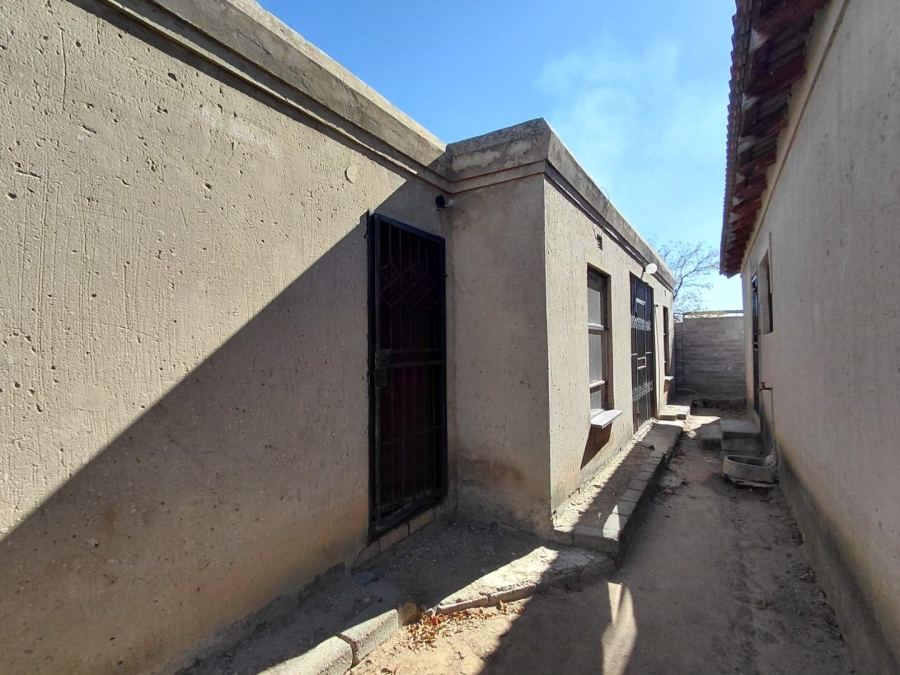 6 Bedroom Property for Sale in Drieziek Gauteng