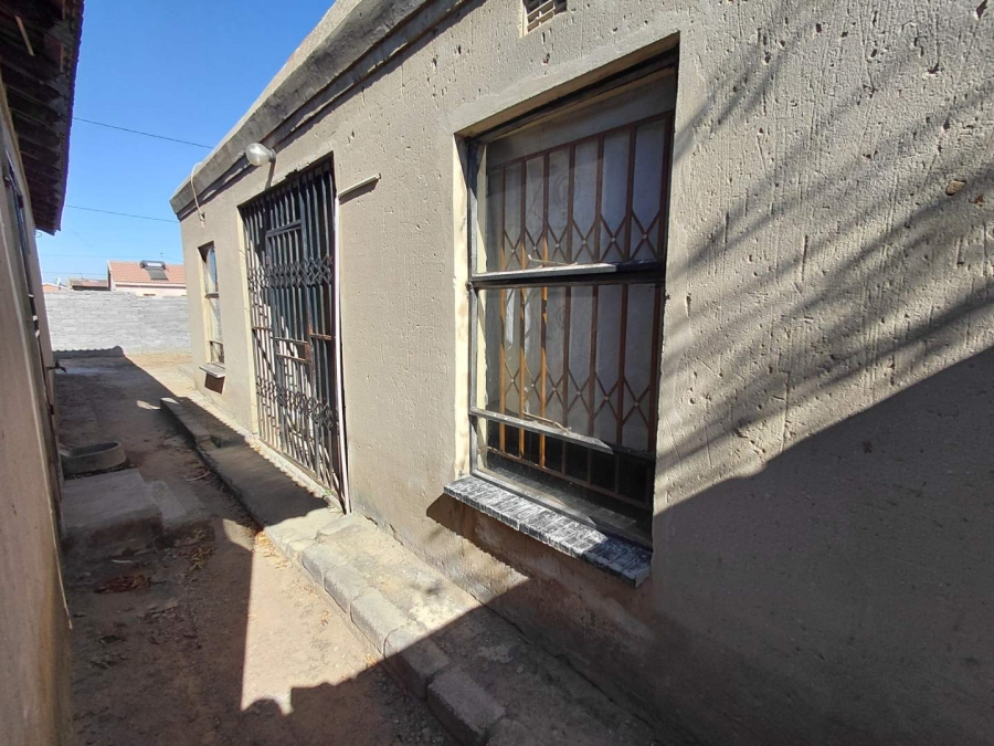 6 Bedroom Property for Sale in Drieziek Gauteng