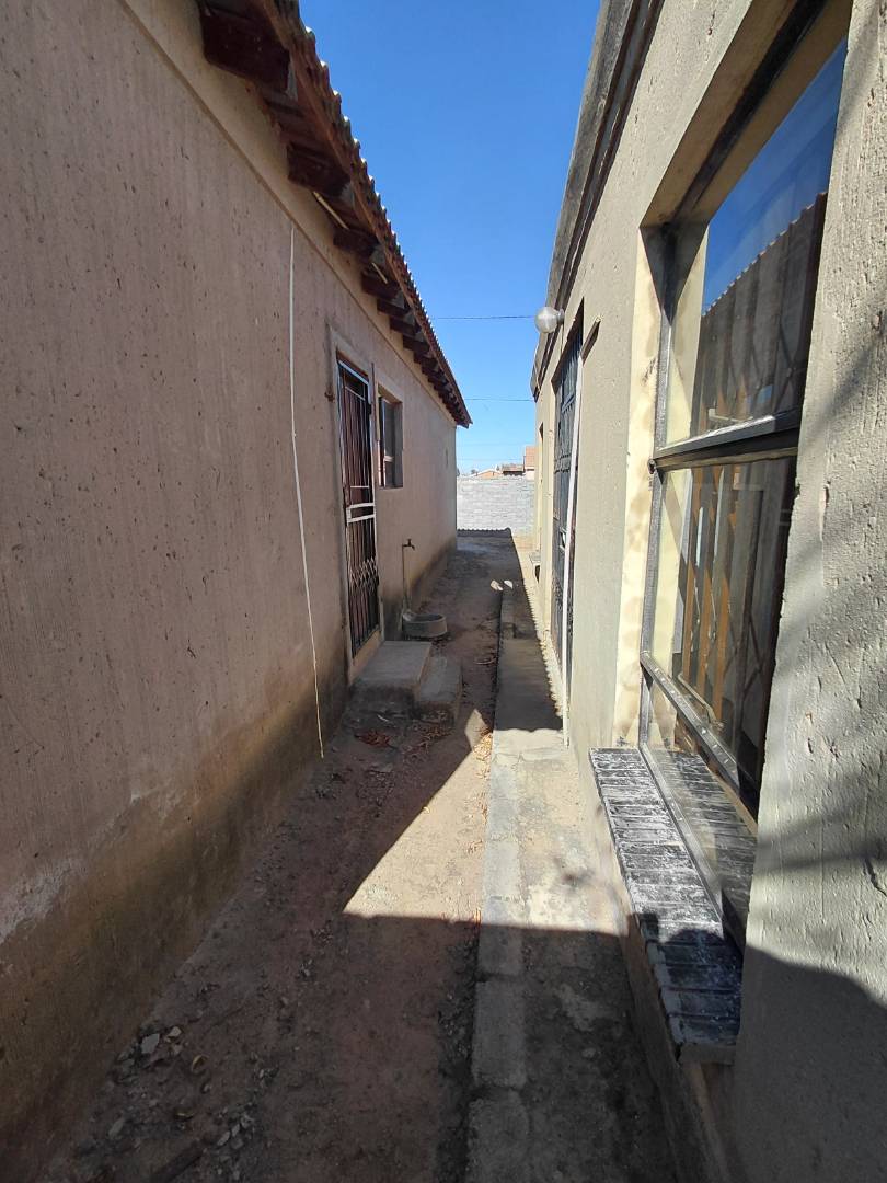 6 Bedroom Property for Sale in Drieziek Gauteng