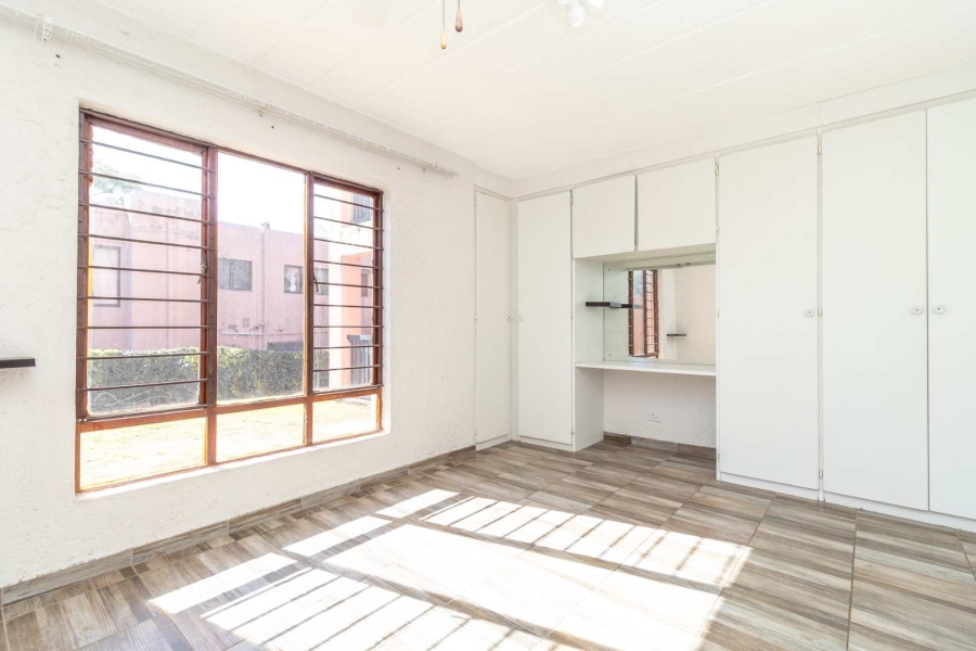 To Let 2 Bedroom Property for Rent in Little Falls Gauteng