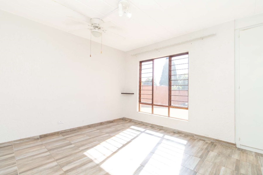 To Let 2 Bedroom Property for Rent in Little Falls Gauteng