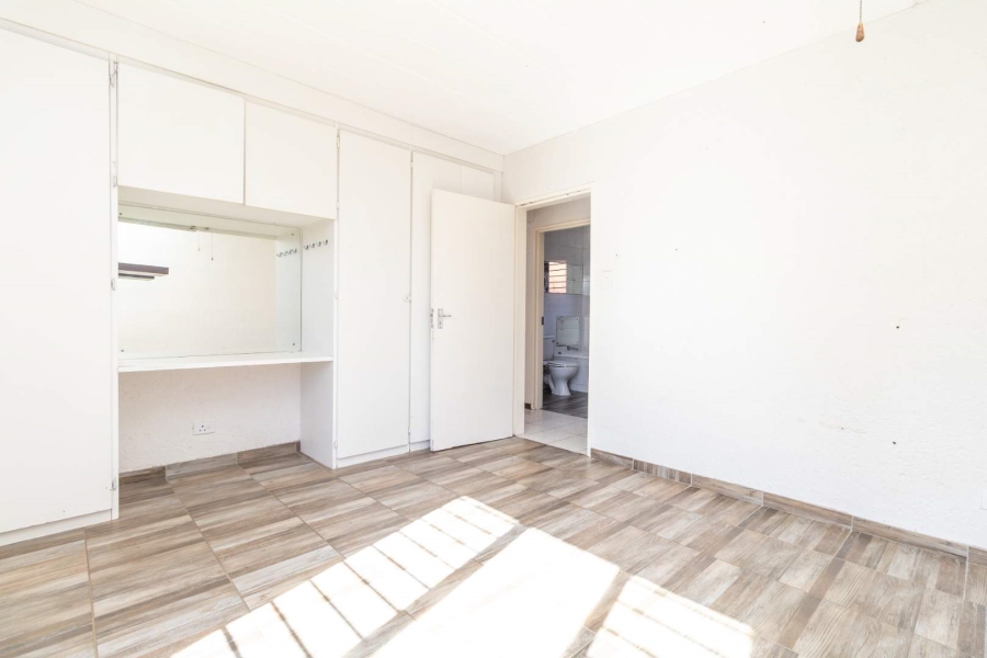 To Let 2 Bedroom Property for Rent in Little Falls Gauteng