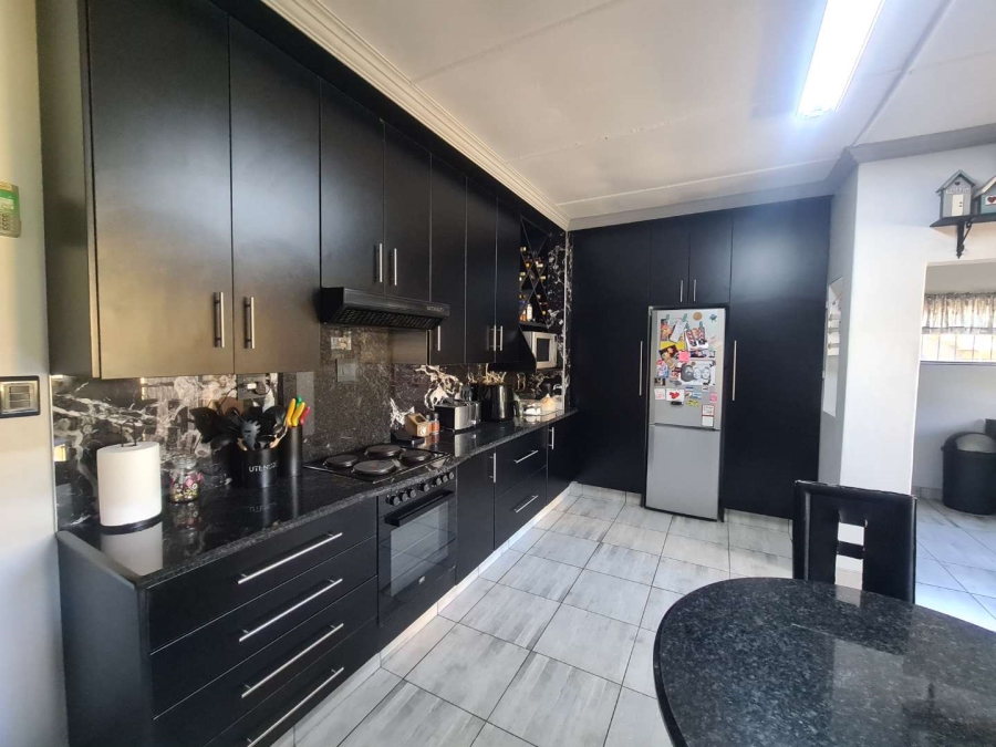 5 Bedroom Property for Sale in Edleen Gauteng