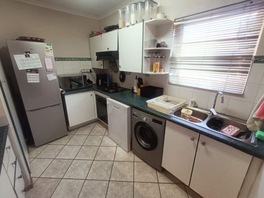 2 Bedroom Property for Sale in Die Hoewes Gauteng