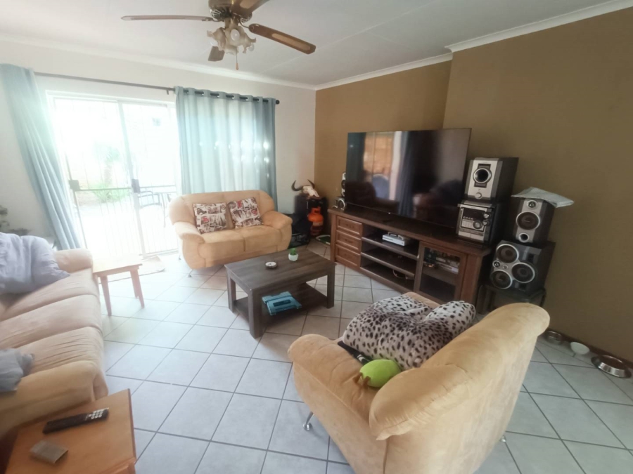 2 Bedroom Property for Sale in Die Hoewes Gauteng