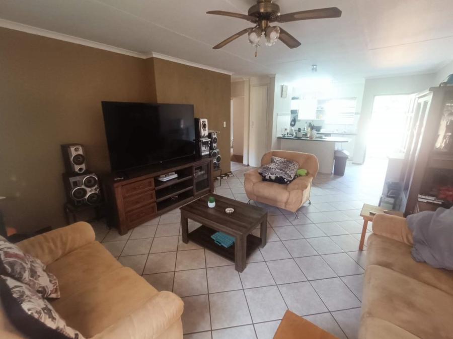 2 Bedroom Property for Sale in Die Hoewes Gauteng