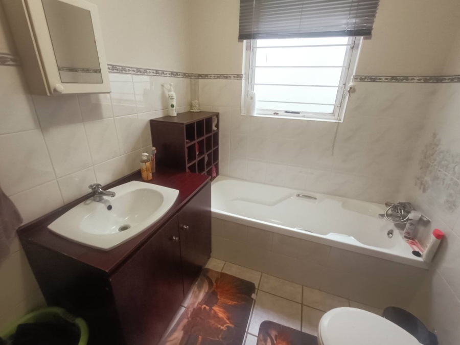 2 Bedroom Property for Sale in Die Hoewes Gauteng