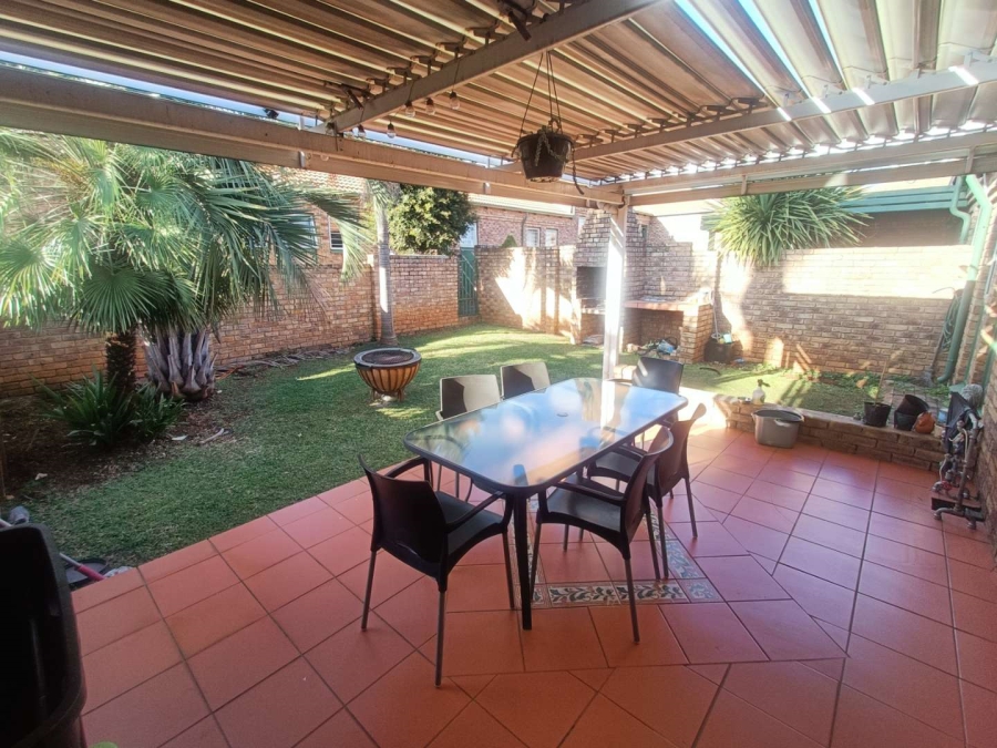 2 Bedroom Property for Sale in Die Hoewes Gauteng
