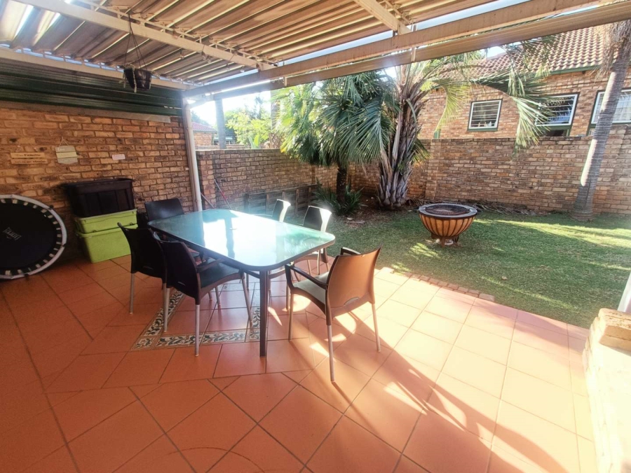 2 Bedroom Property for Sale in Die Hoewes Gauteng