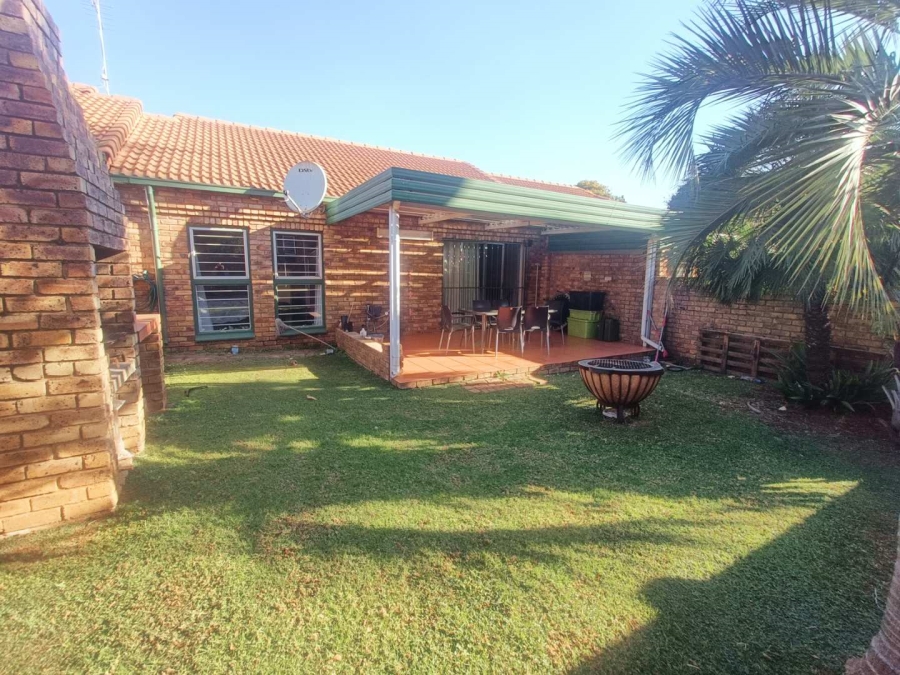 2 Bedroom Property for Sale in Die Hoewes Gauteng