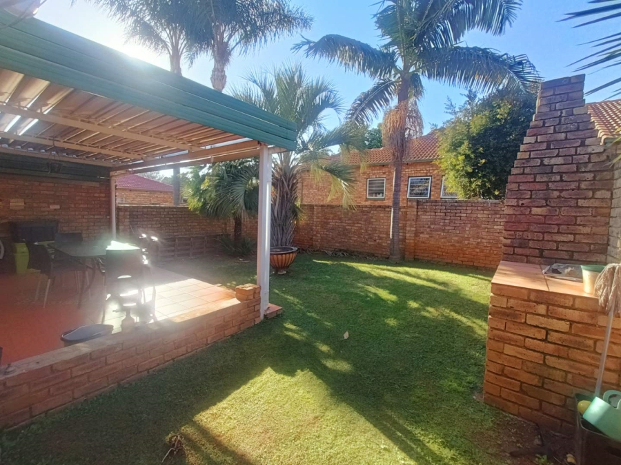 2 Bedroom Property for Sale in Die Hoewes Gauteng