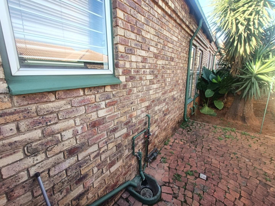 2 Bedroom Property for Sale in Die Hoewes Gauteng