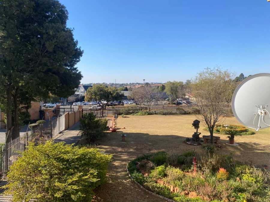To Let 2 Bedroom Property for Rent in Monument Gauteng