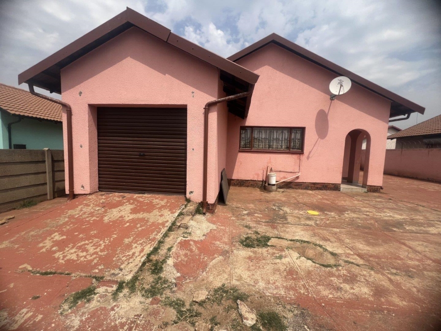 3 Bedroom Property for Sale in Likole Gauteng