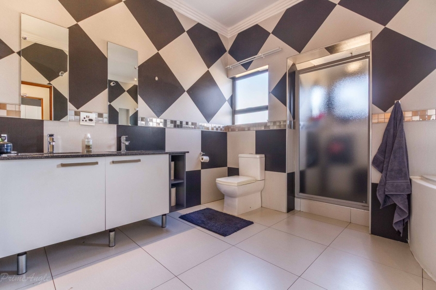 5 Bedroom Property for Sale in Silverwoods Country Estate Gauteng